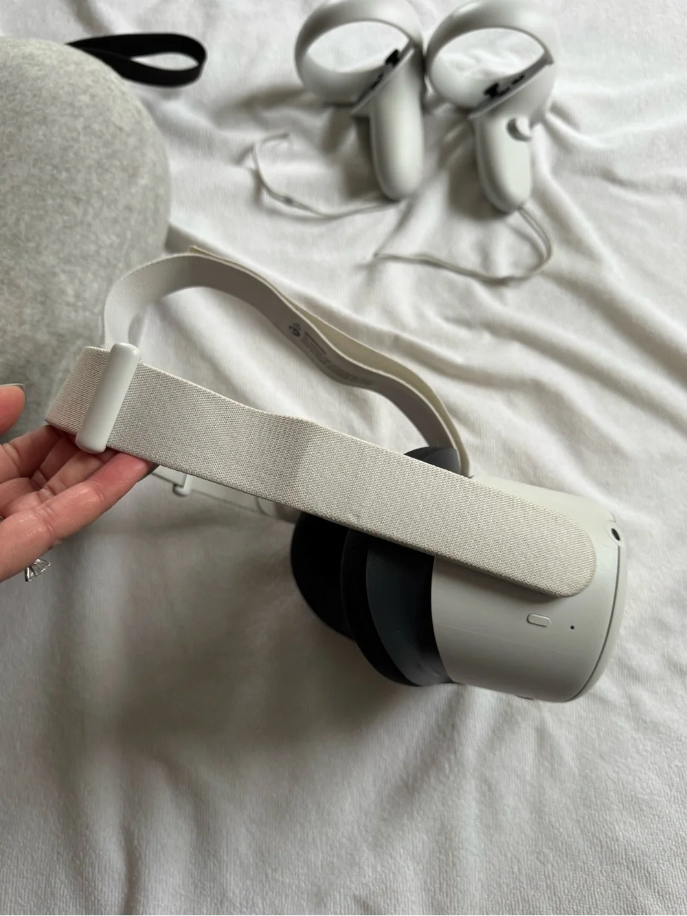 Quest 2 White VR Headset with Carrying Case